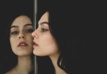 Milujte a zostaňte pritom sami sebou Zrkadlenie (mirroring) je snáď najzaujímavejšou témou v reči tela v kontexte vytvárania vzťahov. Či už partnerských, rodičovských alebo aj kamarátskych.