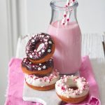 Donuty - kysnuté s ružovým zdobením - recept