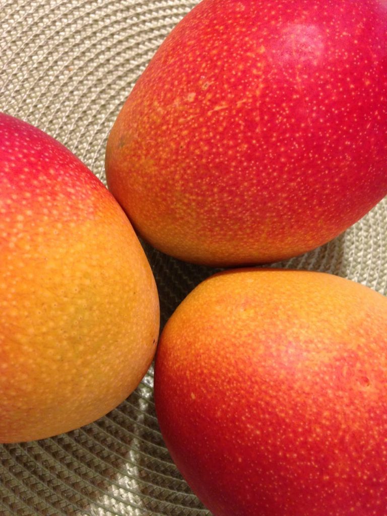 photo of ripe mangoes