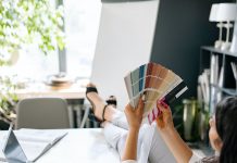 Farba roka 2022 je Very Peri a woman holding shades of colors sample