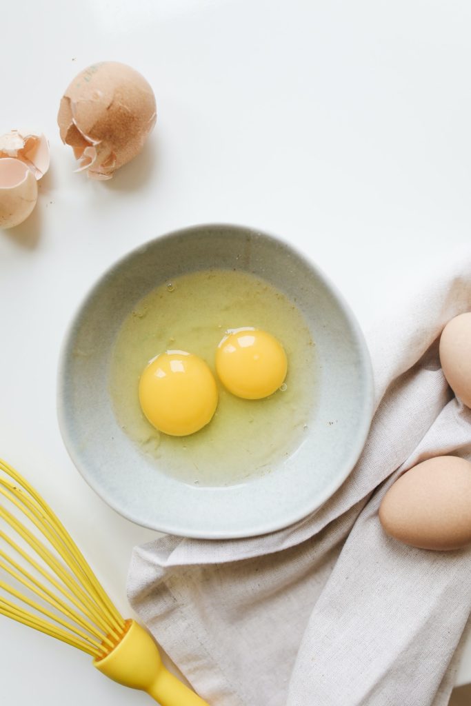 Vaječný žĺtok obsahuje 200 mg cholesterolu, zároveň však vajce obsahuje 1 700 mg lecitínu, ktorý napomáha cholesterol odbúravať.