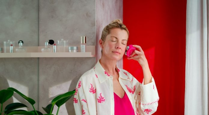 Barbiecore ovládol kozmetický svet - Foreo Bear