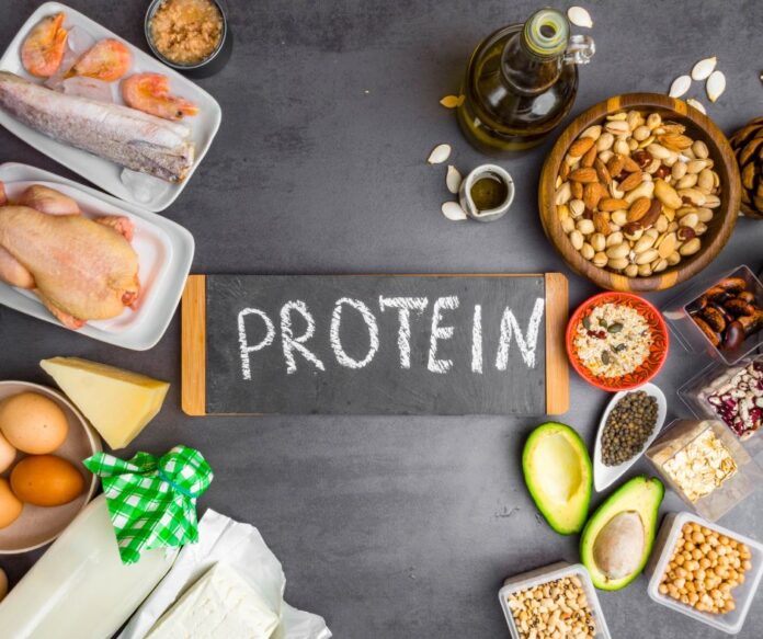 Proteín je základnou stavebnou jednotkou svalov. Ak nechcete stratiť svalovú hmotu aj počas diéty, nemali by ste proteín vynechávať.