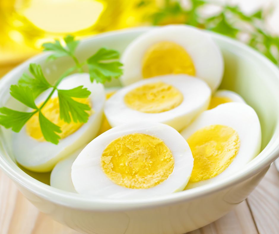 Celé vajcia majú vysoký obsah bielkovín, no vaječný bielok je takmer čistá bielkovina.