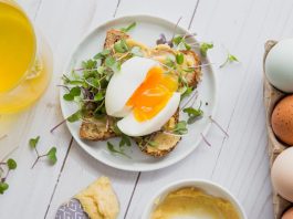 Vajcia obsahujú veľa bielkovín a vitamínov.