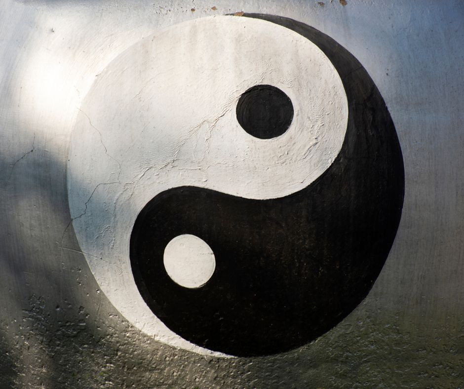 Taoizmus zahŕňa aj koncept yin a yang, ktorý reprezentuje dve protikladné, ale navzájom sa doplňujúce sily v prírode a v živote. 