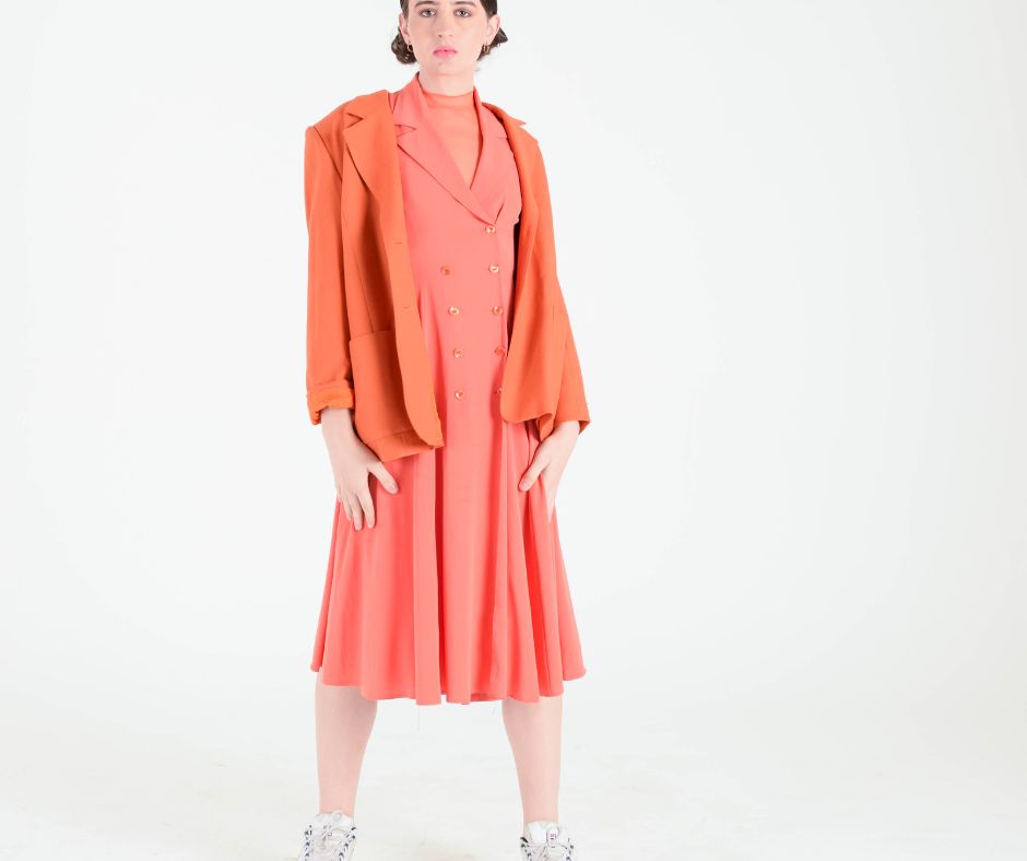V móde farba Peach fuzz veľmi lichotí akejkoľvek postave, preto aj návrhári po nej často siahajú.
