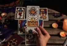 Tarotový horoskop na február 2025 Nov bude v Rybách 10. marca a Spln 25. marca vo Váhach. Jarná rovnodennosť a prvý jarný deň privítame 20. marca a 29. marca sa začína Veľká noc (teda zelený štvrtok bude 28. marca.)