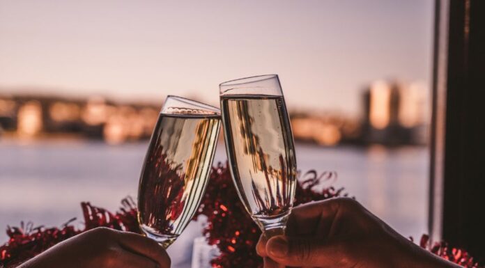 Vo viacerých európskych krajinách sa Deň svätého Valentína spája s kvetmi, cukrovinkami a romantickou večerou.