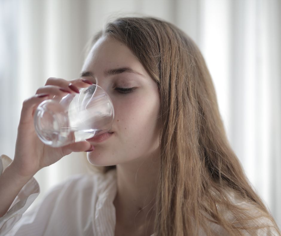 Dehydratácia spôsobuje, že telo hromadí vodu. To môže viesť k tomu, že budete mať okolo bruška až štyri kilá navyše.