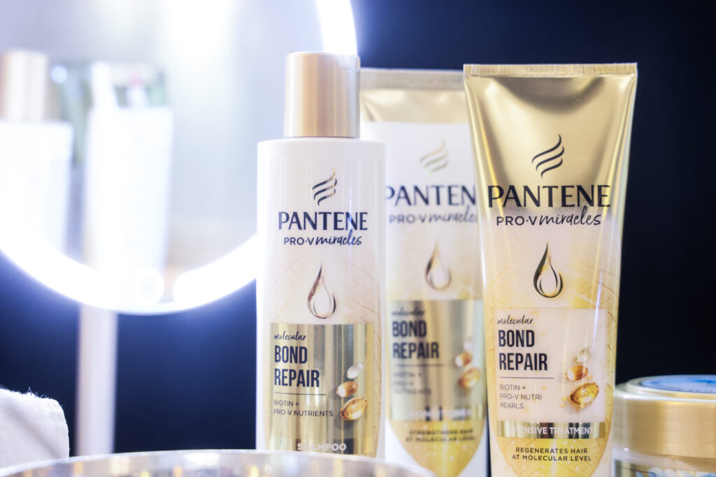 Nová intenzívna kúra Pantene Molecular Bond Repair poskytuje najintenzívnejšiu úroveň regenerácie vlasov. Zameriava sa na vlasy s extrémnym poškodením spôsobeným odfarbovaním, keratínovou úpravou, trvalou onduláciou a farbením. 