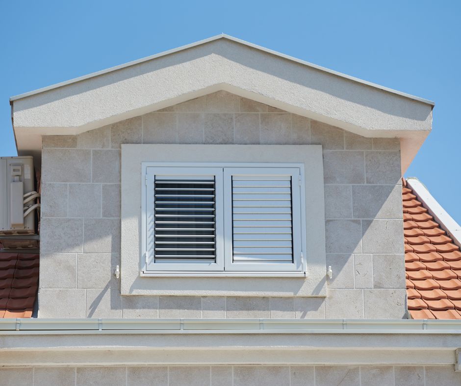 Ak slnečné lúče nemôžu ohriať sklenené okná (zvonku), nemôžu ďalej odovzdávať teplo a ohrievať vzduch v interiéri. Vnútorné žalúzie alebo rolety túto schopnosť nemajú, takže regulujú len svetlo prichádzajúce cez okná.