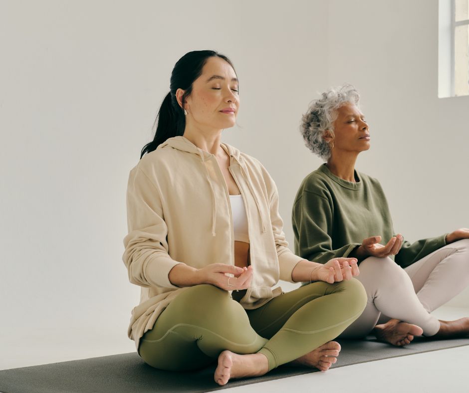 Meditácia všímavosti podporuje hlbšie telesné uvedomenie, čo môže pomôcť ženám lepšie vnímať a reagovať na fyzické zmeny v tele počas menopauzy. 