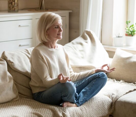 Ženy odhalili: Meditácia všímavosti je ich tajná zbraň proti menopauze! Meditácia všímavosti, známa aj ako mindfulness, sa ukazuje ako účinný nástroj na zvládanie symptómov menopauzy a zlepšovanie kvality života v tomto období.