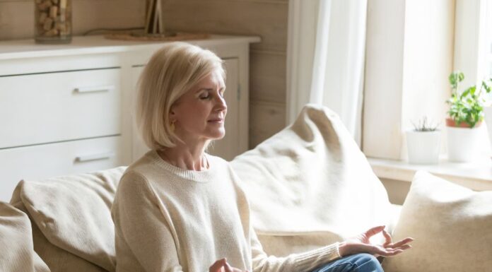 Meditácia všímavosti, známa aj ako mindfulness, sa ukazuje ako účinný nástroj na zvládanie symptómov menopauzy a zlepšovanie kvality života v tomto období.