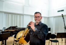Muži, ktorí nestarnú, ale dozrievajú. Hráč na lesný roh so širokým záberom Stanislav Ryban, je už viac ako 13 rokov členom vojenského orchestra.