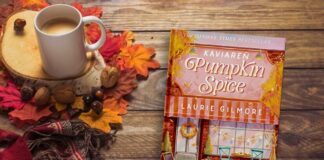 Kaviareň Pumpkin Spice je očarujúca romanca, ktorá vás rozosmeje a trošku aj rozplače. Zamilujete si Jeannie a Logana, do nosa vám prenikne vôňa škorice a pošteklí vás.