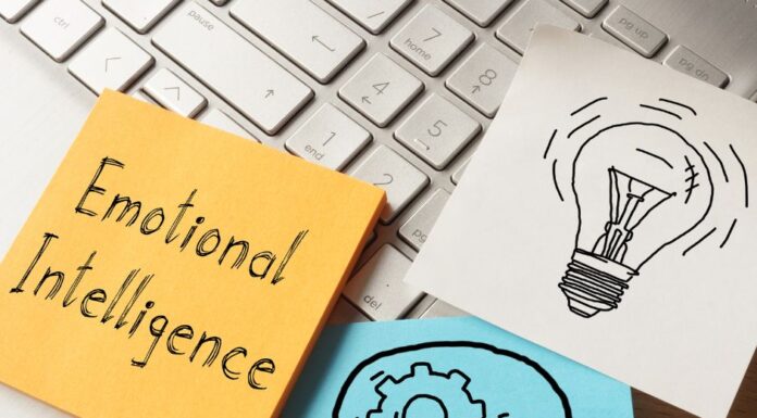Emocionálna inteligencia, nazývaná aj ako emočná inteligencia, je schopnosť ľudí identifikovať a kontrolovať svoje emócie vo vzťahu k sebe i k svojmu okoliu.