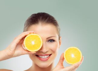 Tajomstvo žiarivej pleti: 5 spôsobov, ako použiť vitamín C, o ktorých vám nikto nepovedal Vitamín C je jednou z najpopulárnejších zložiek v kozmetike. Dodáva pleti zdravý lesk, podporuje mladistvý vzhľad a pomáha bojovať proti pigmentovým škvrnám.
