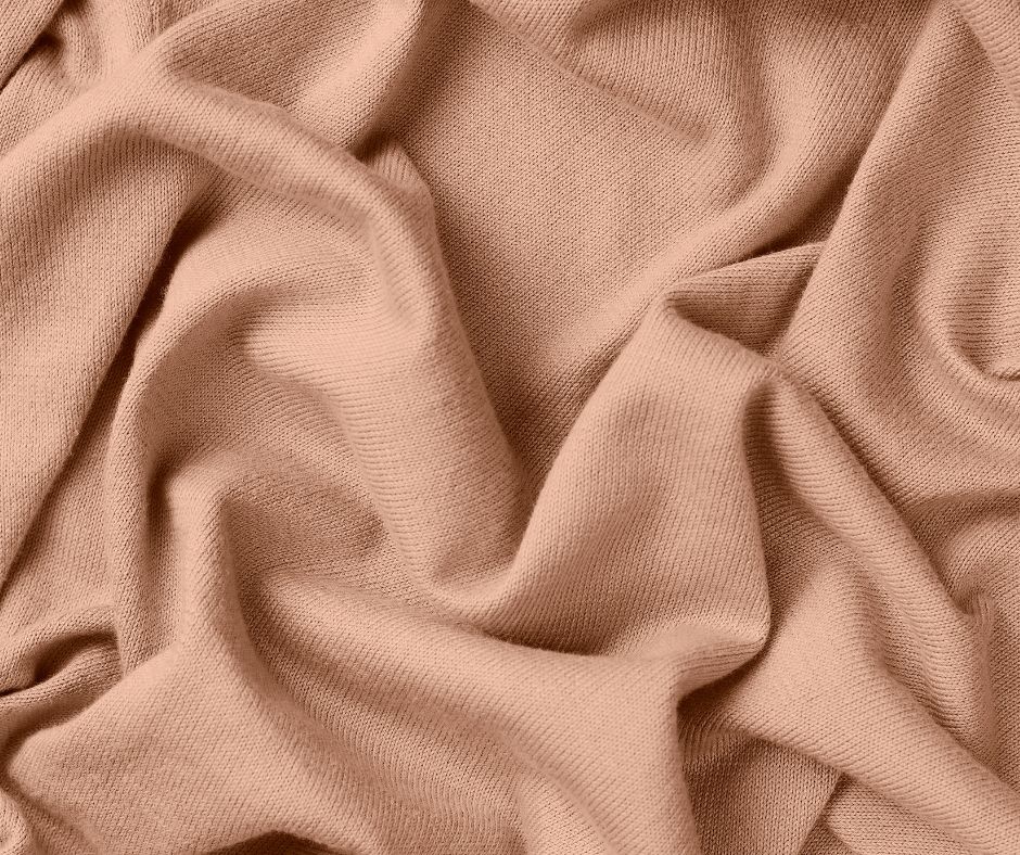 Farba roka nie je len estetickým rozhodnutím. Mocha Mousse odráža globálne trendy, ktoré zdôrazňujú potrebu spomaliť, vnímať prírodu a hľadať rovnováhu v rýchlom svete. 