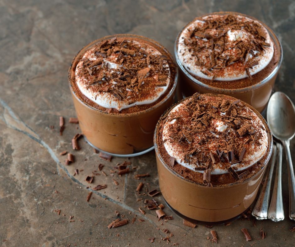 Ako plánujete vniesť Mocha Mousse do svojho života alebo práce? Tento nadčasový odtieň určite prinesie eleganciu a hrejivosť do každého prostredia!
