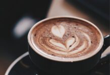 Farbou roka 2025 je Mocha Mousse. Ako ju nosiť a využiť vo svojom živote? Ako plánujete vniesť Mocha Mousse do svojho života alebo práce? Tento nadčasový odtieň určite prinesie eleganciu a hrejivosť do každého prostredia!