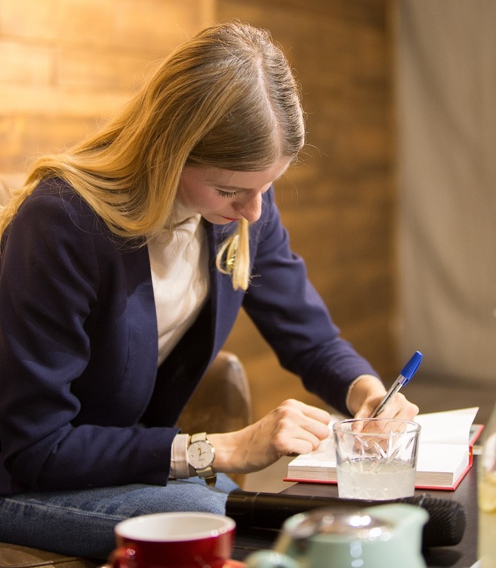 Dominika Sakmárová pochádza zo Spišského Podhradia a rodiny jej predkov, Spišiakov aj Rusínov, sú úzko prepletené s dejinami obcí v jeho okolí. 