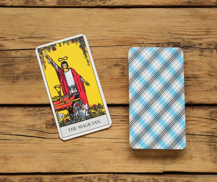 Karta Mág, známa aj ako Čarodejník, patrí medzi najvýznamnejšie symboly tarotového balíčka. Je druhou kartou Veľkej Arkány, označená číslom 1.