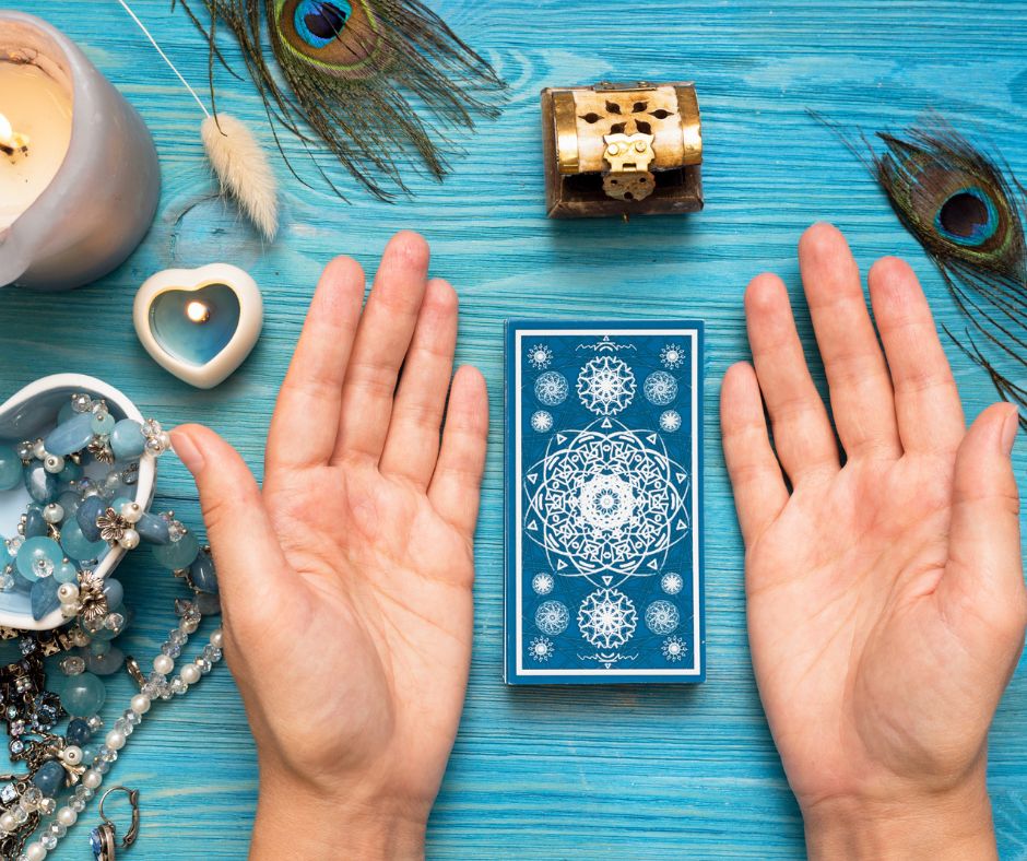 Karta Mág je symbolom osobnej sily, tvorivosti a schopnosti dosiahnuť čokoľkoľvek. Jej posolstvo však závisí od kontextu výkladu.