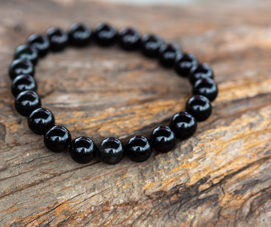 Onyxe je ďalší kameň, ktorý sa spája s januárovými narodenými. Je známy svojou schopnosťou chrániť pred negatívnymi energiami a posilňovať odhodlanie a vytrvalosť.