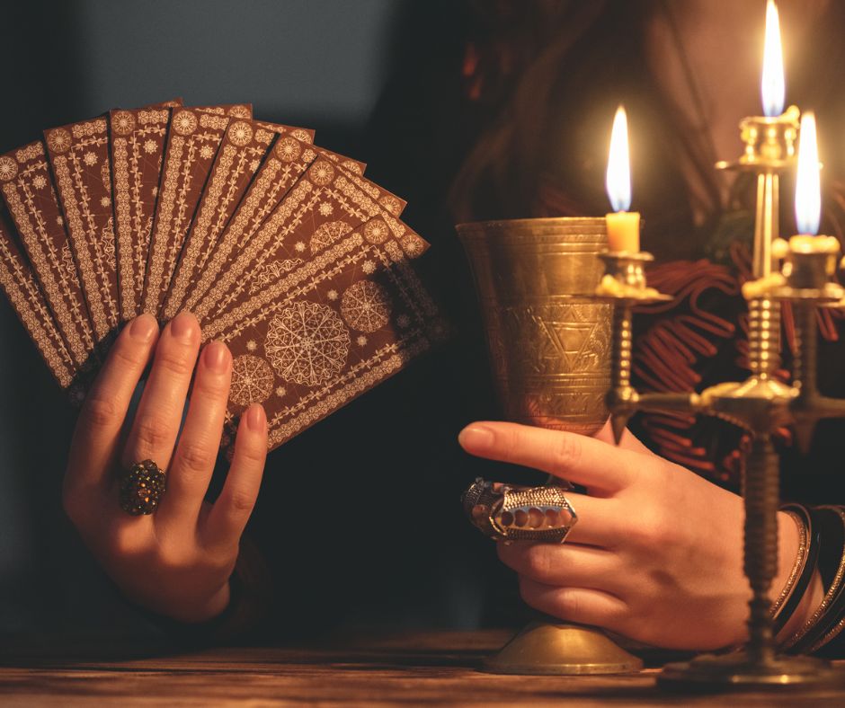 V oblasti vzťahov Mág naznačuje iskru a vášeň. Môže predstavovať začiatok novej romantiky alebo posilnenie existujúceho vzťahu. Dáva však pozor na manipuláciu alebo neúprimnosť.