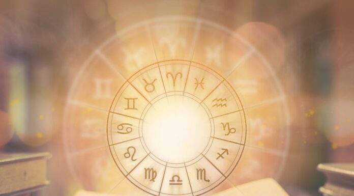 Ascendent, známy aj ako vychádzajúce znamenie, je jedným z najdôležitejších prvkov v astrologickej mape človeka. Predstavuje znamenie zverokruhu, ktoré sa v momente vášho narodenia nachádzalo na východnom horizonte. Na rozdiel od slnečného znamenia, ktoré sa spája s vašim dátumom narodenia, ascendent je závislý od presného času a miesta narodenia.