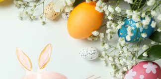 Veľká noc je sviatkom jari, nového života a sviežosti. Preneste si tieto symboly aj na váš stôl. Môžete zvoliť taniere s jarným motívom v pastelových odtieňoch, na ktoré porozkladáte syry či sladké.