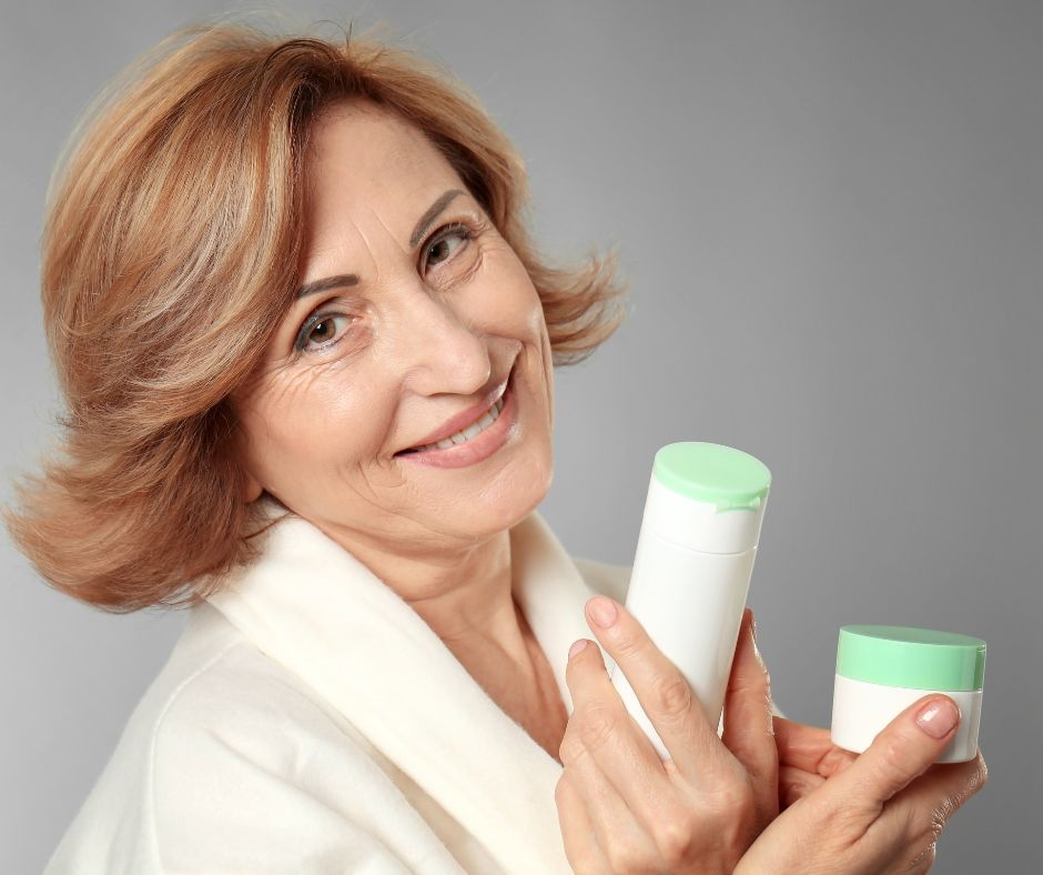 Koenzým Q10 je silný antioxidant, ktorý chráni pokožku pred poškodením voľnými radikálmi, podporuje produkciu kolagénu a elastínu a pomáha redukovať viditeľnosť vrások.