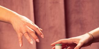 Tradičný český likér z Karlových Varov predstavuje novinku v kategórii Fruits & Herbs: po citrónovom Lemonde (2008) a pomarančovom Orange & Ginger (2024) uvádza Becherovka na trh ďalší nápoj kombinujúci ovocie a bylinky – tentokrát grep a chmeľ.