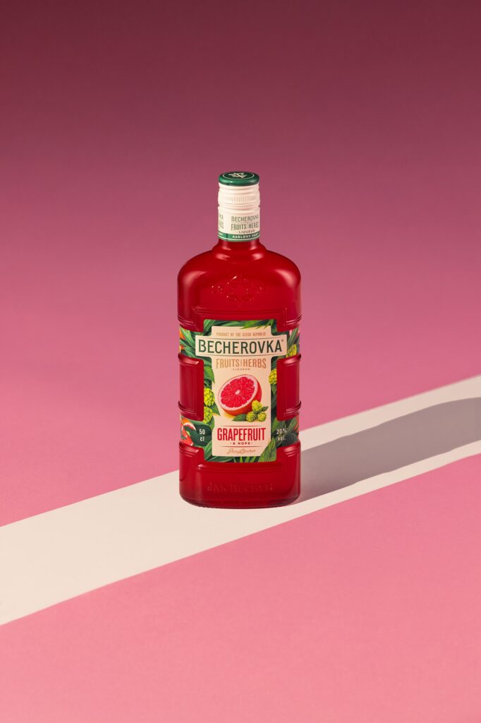 Becherovka Grapefruit & Hops je tretia v rade likérov s vyváženou kombináciou ovocia a byliniek. Vychádza z tradičných bylinných tónov Becherovky Original, ktoré dopĺňa osviežujúcou chuťou grapefruitu a završuje jemným nádychom chmeľu.