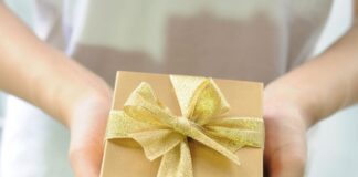 Vybrať správny darček je umenie. Niekedy však, hoci máme dobré úmysly, môžeme obdarovaného skôr uviesť do rozpakov alebo ho nechtiac uraziť. Ak nechcete pokaziť atmosféru darovaním niečoho nevhodného, tu je zoznam darčekov, ktorým sa radšej vyhnite. Nevhodný darček.