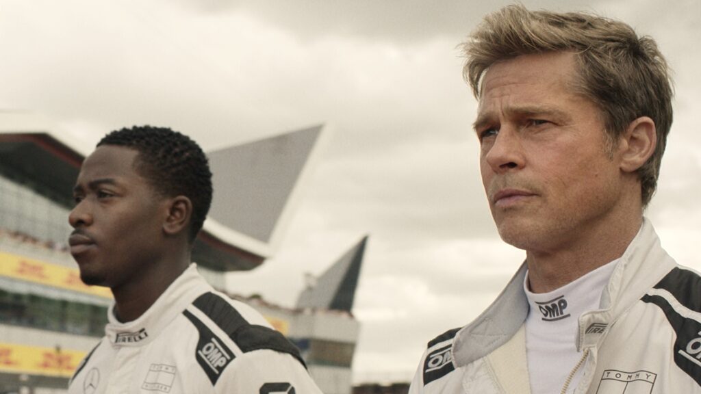 „Chlap, čo býva v aute. Hazardný hráč, čo zmeškal šancu. Najlepší, čo nikdy nebol. Tak opisujú v traileri hlavnú postavu, Sonnyho Hayesa (Brad Pitt), bývalého jazdca F1. 