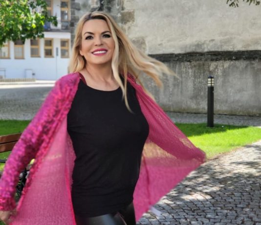 Máj je mesiac, keď sa počasie mení zo dňa na deň – ráno môže byť chladné, popoludní slnečné a teplé. Práve v tomto období je kardigán dokonalým spoločníkom. Je ľahký, pohodlný a ľahko sa prispôsobí aktuálnej teplote. Ako ho teda nosiť v máji, aby ste vyzerali sviežo a štýlovo?