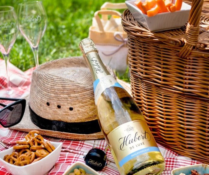 Milujete šumivé vína, no alkohol pre vás nie je vždy ideálnou voľbou? S NOVINKOU Hubert de Luxe nealko už nemusíte robiť kompromisy!