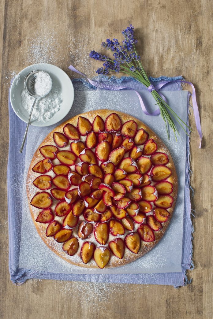 Recept na šťavnatý kysnutý slivkový koláč.