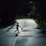 Keď zmizne celá trieda školákov, komunita sa rúti do špirály strachu, otázok a paranoje. Mysteriózny triler Zbrane pripravuje divákom psychologickú jazdu plnú nečakaných zvratov a desivého napätia.