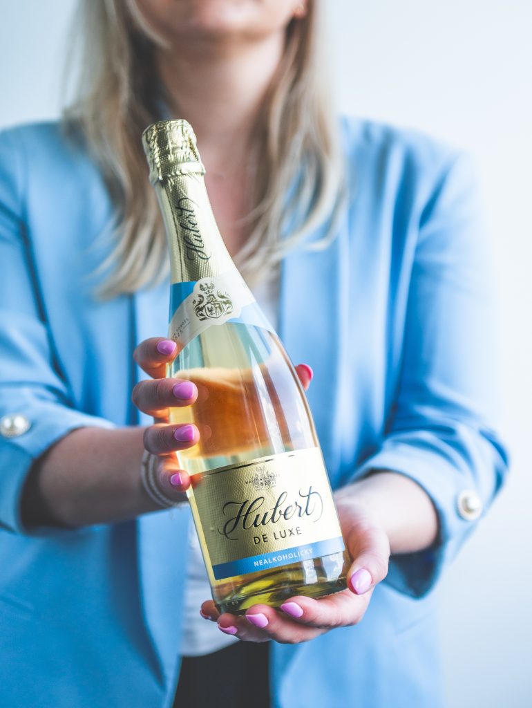 Milujete šumivé vína, no alkohol pre vás nie je vždy ideálnou voľbou? S NOVINKOU Hubert de Luxe nealko už nemusíte robiť kompromisy!