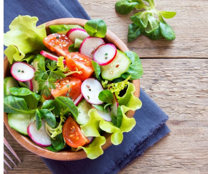 Ak hľadáte recept, ktorý je jednoduchý, rýchly a zároveň podporí jarný detox, ste na správnom mieste. Predstavujeme vám jarný šalát s reďkovkami, špenátom, avokádom a citrónovým dresingom, ktorý sa hodí ako ľahký obed, večera alebo príloha k pečenému lososovi.