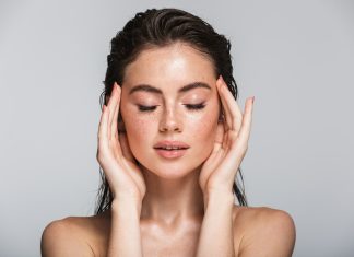 Vitamín C a kolagén: duo, ktoré rozžiari a omladí pleť Vaša denná aj nočná beauty rutina je ako z učebnice. Napriek tomu máte pocit, že vaša pleť aj tak pomaly stráca tú povestnú iskru? Vyskúšajte kombináciu vitamínu C a kolagénu! Spojte céčko s kolagénom.