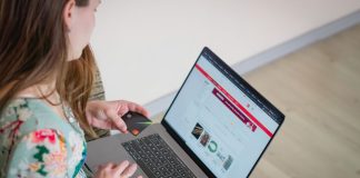 Anglicko je známe svojimi výpredajmi. Počas Black Friday, Boxing Day alebo medzi sezónnymi zľavami sa dá naraziť na zľavy 50 – 70 % aj pri značkovom tovare. Oplatí sa sledovať aj tzv. clearance sekcie v e-shopoch, kde končia sezónne kolekcie za zlomok pôvodnej ceny.