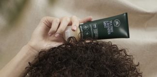 Kolekcia Tea Tree Lavender Mint prináša hĺbkovú hydratáciu, starostlivosť a upokojenie pre všetky typy vlasov, obzvlášť však pre suché, vlnité a kučeravé pramene.