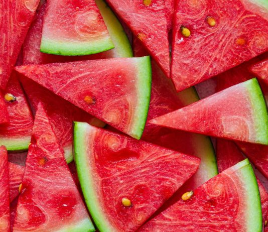 Melón pri chudnutí – sladký spojenec štíhlej línie Melón patrí k letu rovnako ako slnko či oddych pri vode. Osviežuje, hydratuje a vďaka svojej sladkej chuti dokáže nahradiť aj dezert. Mnohí sa však pýtajú, či je vhodný aj počas chudnutia.