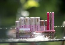 Kolekcia STICK od Dermacol: svieži look pre všetky „city girls“ Krémový tint pre zjednotenie pleti a okamžitý glowy efekt, rozjasňovač s diamantovým leskom, kontúrovacia tyčinka aj tónovaný balzam na pery z kolekcie STICK od Dermacol si zamilujete kvôli chic baleniu aj dokonalému efektu.