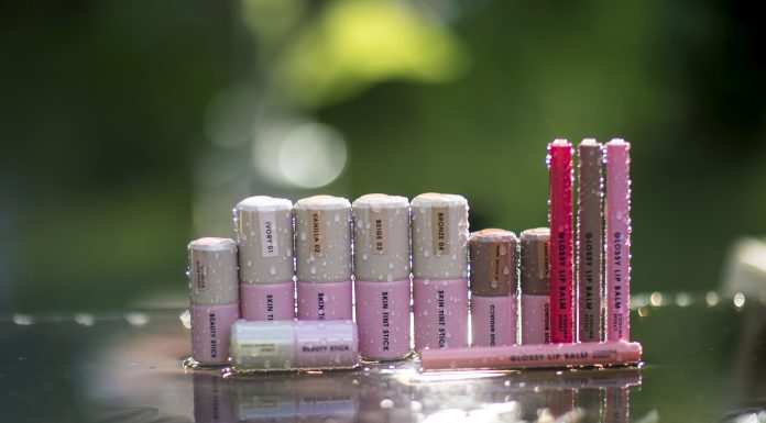 Krémový tint pre zjednotenie pleti a okamžitý glowy efekt, rozjasňovač s diamantovým leskom, kontúrovacia tyčinka aj tónovaný balzam na pery z kolekcie STICK od Dermacol si zamilujete kvôli chic baleniu aj dokonalému efektu.